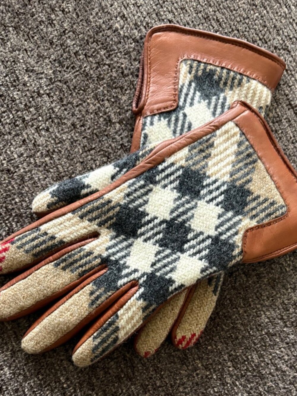 BURBERRY ICONIC PLAID Pattern 100% WOOL, LEATHER, CASHMERE Womens Gloves -Lined - Picture 4 of 16